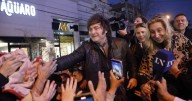 Javier Milei improvisó un acto en la calle en Mar del Plata: tensión, cruces y gestos de unidad