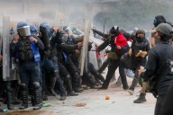 Agreden a periodistas y policías en la marcha por la Matanza de Tlatelolco en CDMX
