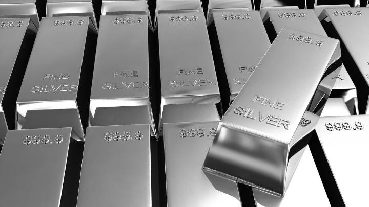 La plata brilla con fuerza: se convierte en el metal más rentable del año con un alza del 87% pero también en el más inestable