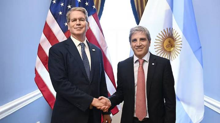 Ni Donald Trump ni Scott Bessent pueden parar al dólar: se escapa a $1485 y el CCL supera los $1500