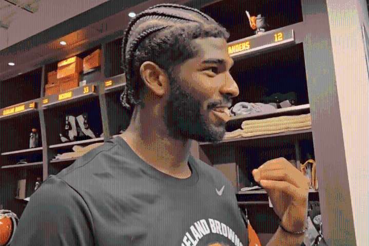 Shedeur Sanders goes into weird mime mode after Browns make QB change