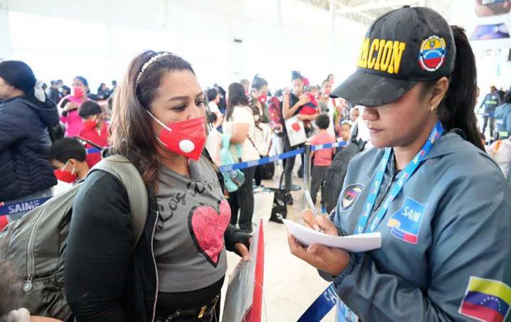 Venezuela recibe a 219 connacionales repatriados desde México