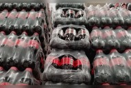 Reduce México impuesto a refrescos tras pacto con Coca Cola de bajar 30% el azúcar