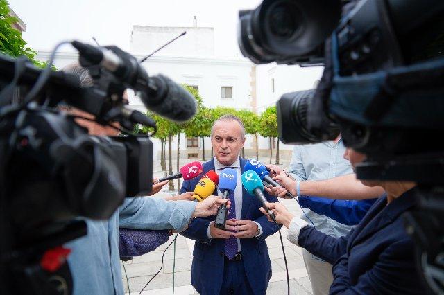La Junta denuncia que Pedro Sánchez viene a Extremadura con "las manos vacías" cuando en otras regiones siempre anuncia inversiones