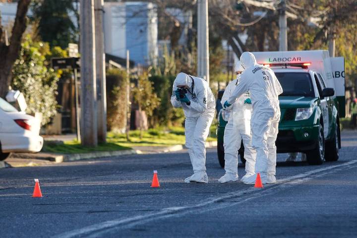 Atacan con más de 15 disparos a un auto en Santiago: conductor no estaba en el vehículo y terminó detenido al darse a la fuga