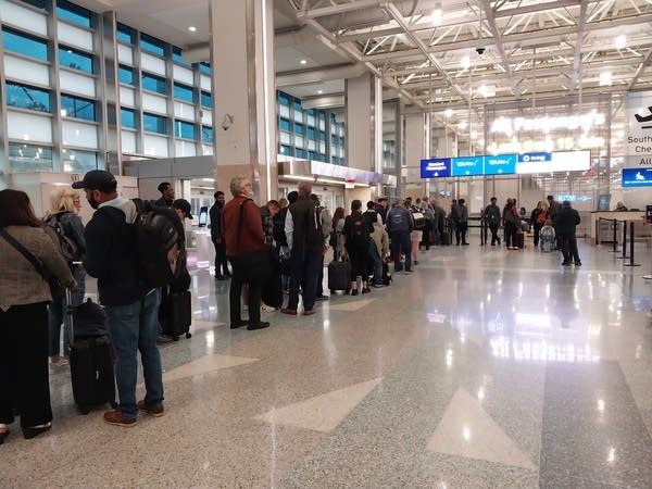 Free food boxes help federal workers at MSP weather the shutdown