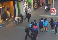 En el centro de Mar del Plata. Un delincuente robó una moto, atropelló a un policía y generó una cinematográfica persecución