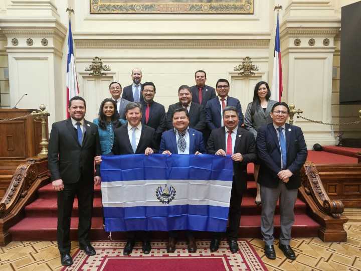 Senador Juan Castro se reune con delegación de El Salvador para fortalecer la cooperación bilateral en educación