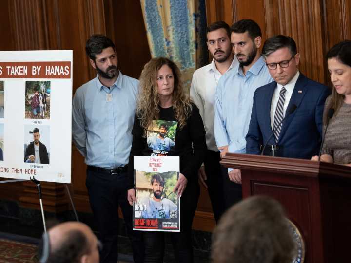 Israel presiona a Hamas para que devuelva los cuerpos, pero la destrucción de Gaza representa un desafío