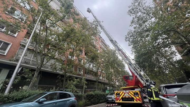 Seis atendidos por inhalación de humo tras un incendio en un piso del Paseo de la Castellana