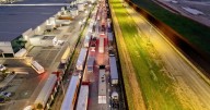 Trump firma decreto sobre nuevos aranceles a camiones y autobuses importados