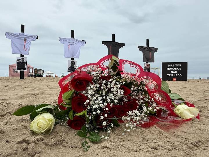 Cruces en Copacabana. El homenaje por los policías caídos se impone sobre la postal más famosa de Río