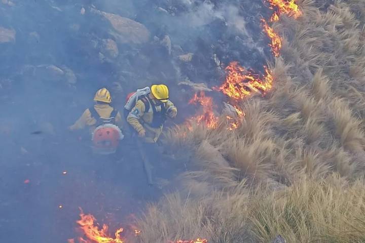 Continúa activo el incendio que afecta el Parque Nacional Quebrada del Condorito