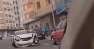 Vídeo | Dos coches colisionan frontalmente en la calle Vasco Díaz Tanco