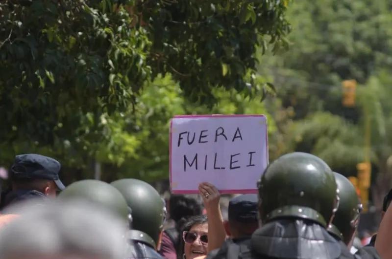 Manifestantes se movilizaron en el centro santiagueño en rechazo a las políticas de Javier Milei