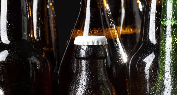 ¿Hasta qué hora se puede comprar alcohol en Florida según la ley estatal y en tu condado?