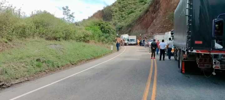 Fuertes lluvias provocaron cierre total de la vía Panamericana entre Pasto y Popayán por caída de enormes rocas