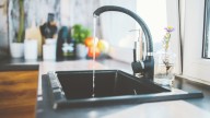Ni productos caros ni desatascadores: el sencillo truco para que el fregadero de tu cocina huela a limpio siempre