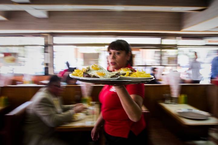 Pese a que desempleo baja en Chile: preocupación por alta tasa de desocupación femenina