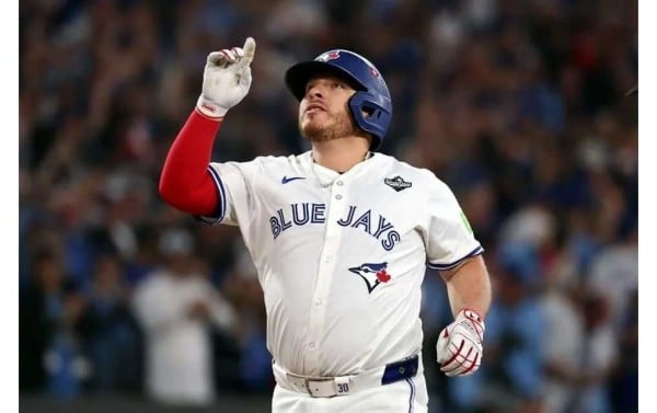 Brilla el mexicano Kirk en triunfo de Blue Jays sobre Dodgers