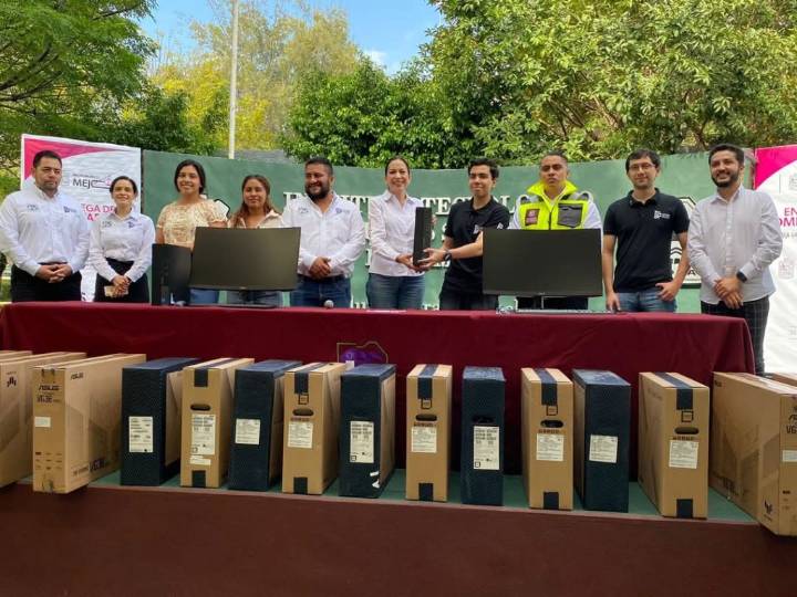 Entregan equipo de cómputo al Tec de Zamora