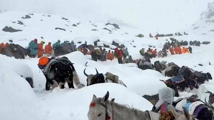 Storm kills South Korean climber, strands hundreds near Mount Everest