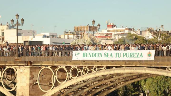 Las imágenes del traslado de la Esperanza de Triana a la Catedral