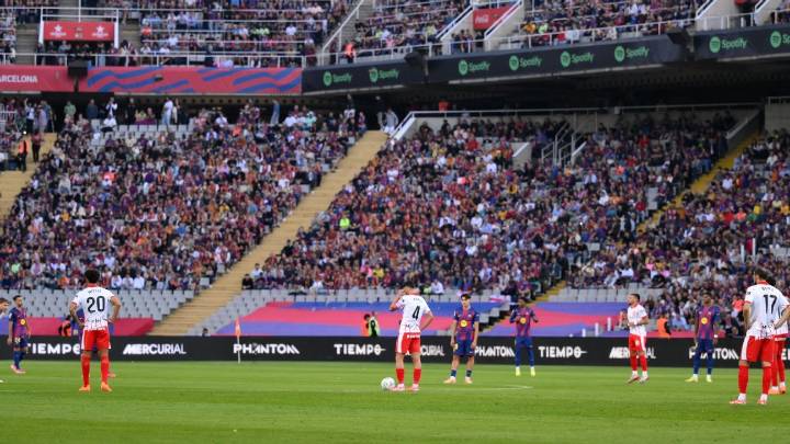 Barcelona match paused in protest against match in Miami
