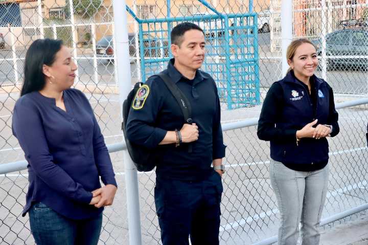 Recorren Carla Rivas y Julio Salas la colonia UP