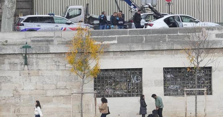Thieves steal crown jewels in 4 minutes from Louvre Museum