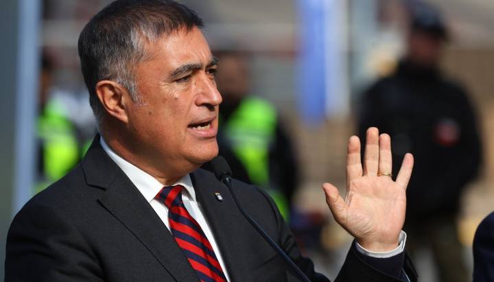 Alcalde Desbordes acusa “silencio total” del Mineduc ante violencia en liceos de Santiago