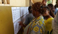 Camerún vota en calma para decidir si da un octavo mandato al nonagenario presidente Biya
