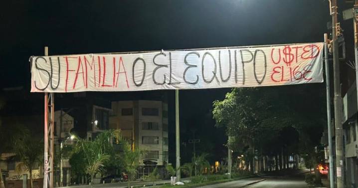 “Su familia o el equipo”: con carteles amenazantes presionan la salida del presidente del Deportivo Pereira