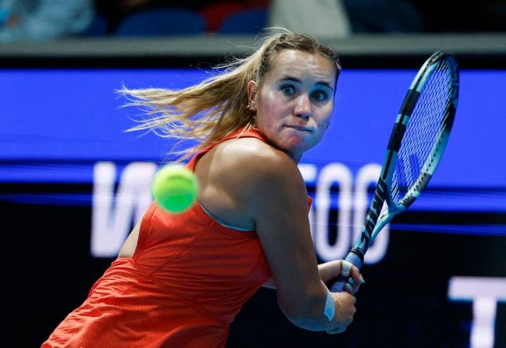 Tennis-Bencic battles past Kenin to set up Noskova final in Tokyo