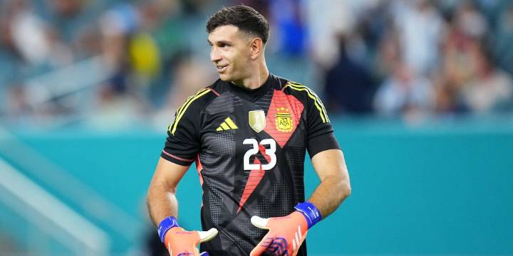 Dibu Martínez sumó otra valla invicta en su camino por ser el arquero con más partidos sin recibir goles en la selección argentina
