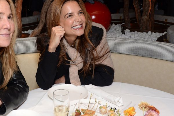Pantalón de cuero, camiseta transparente y jersey pijo o el combo imposible que Katie Holmes hizo infalible