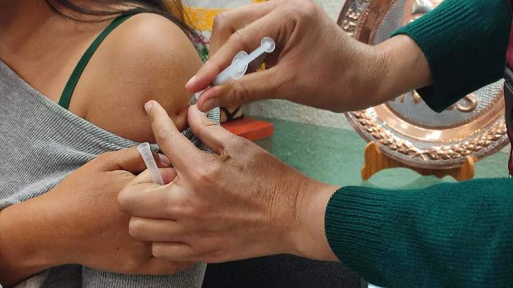 Inicia campaña de vacunación contra Influenza, Covid