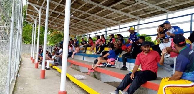 Roban en el estadio de beisbol que Lizeta rehabilitó