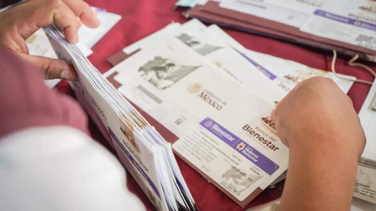 Entregan tarjetas del Bienestar a mujeres de Pedro Escobedo