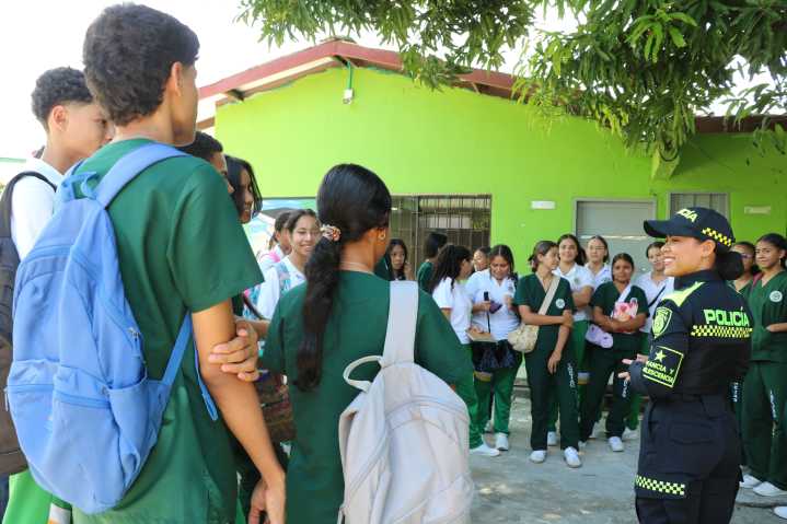 Policía de San Pelayo Refuerza Seguridad Escolar para Proteger a Niños y Adolescentes