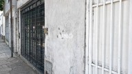 Marcaron la casa de un policía en barrio Roma, lo emboscaron y le robaron el arma reglamentaria y el celular