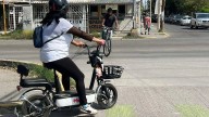 Scooter eléctrico pasa de juguete a transporte urbano; urge reglamento