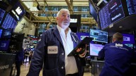 El riesgo país supera los 1200 puntos: qué pasa con el dólar y las acciones argentinas en Wall Street