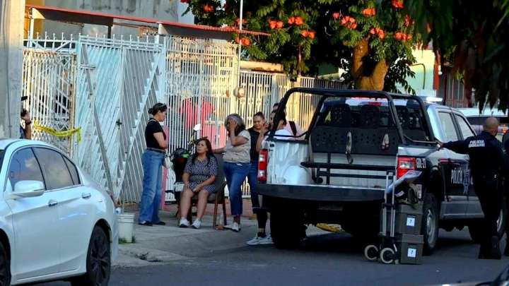 Mujer regresa de viaje y encuentra muertos a su hijo y a una joven desconocida dentro de su casa en Guadalajara