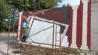 Irene Lario pinta el mural ‘Bocamina’ en la pared  de una finca en Escucha