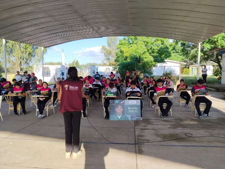 Inicia pago de las Becas Benito Juárez para estudiantes de secundaria en Jalisco