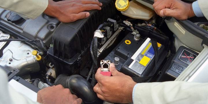 Cuál es la vida útil de la batería del auto y en qué casos hay que cambiarla