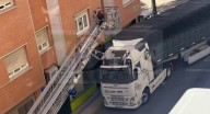 Un camión choca contra una farola en Badajoz y tienen que intervenir los bomberos