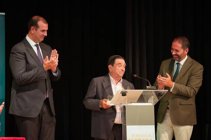 El triguereño Juan Pérez Arroyo se alza con el premio “La Espiga de Oro 2025” en la XXVIII Jornada Agrícola de Trigueros