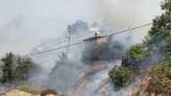 Vecinos Ayudan a Contener Incendio de Maleza en el Bulevar Padre Kino en Tijuana